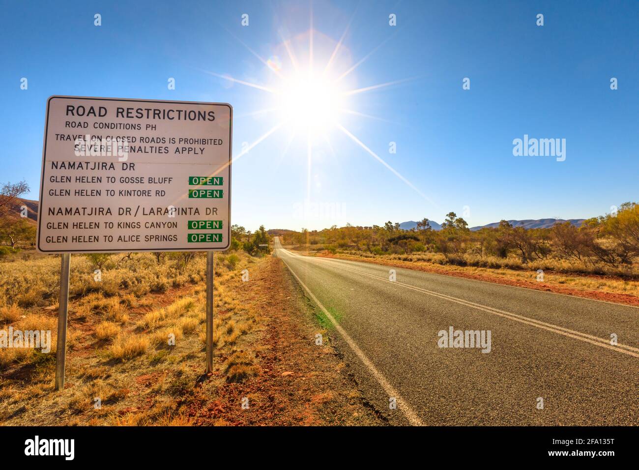 Northern Territory, Australien Outback. Straßenbeschränkung und Straßenzustand von Larapinta Drive und Namatjira Drive Schild Richtung Alice Springs Stockfoto