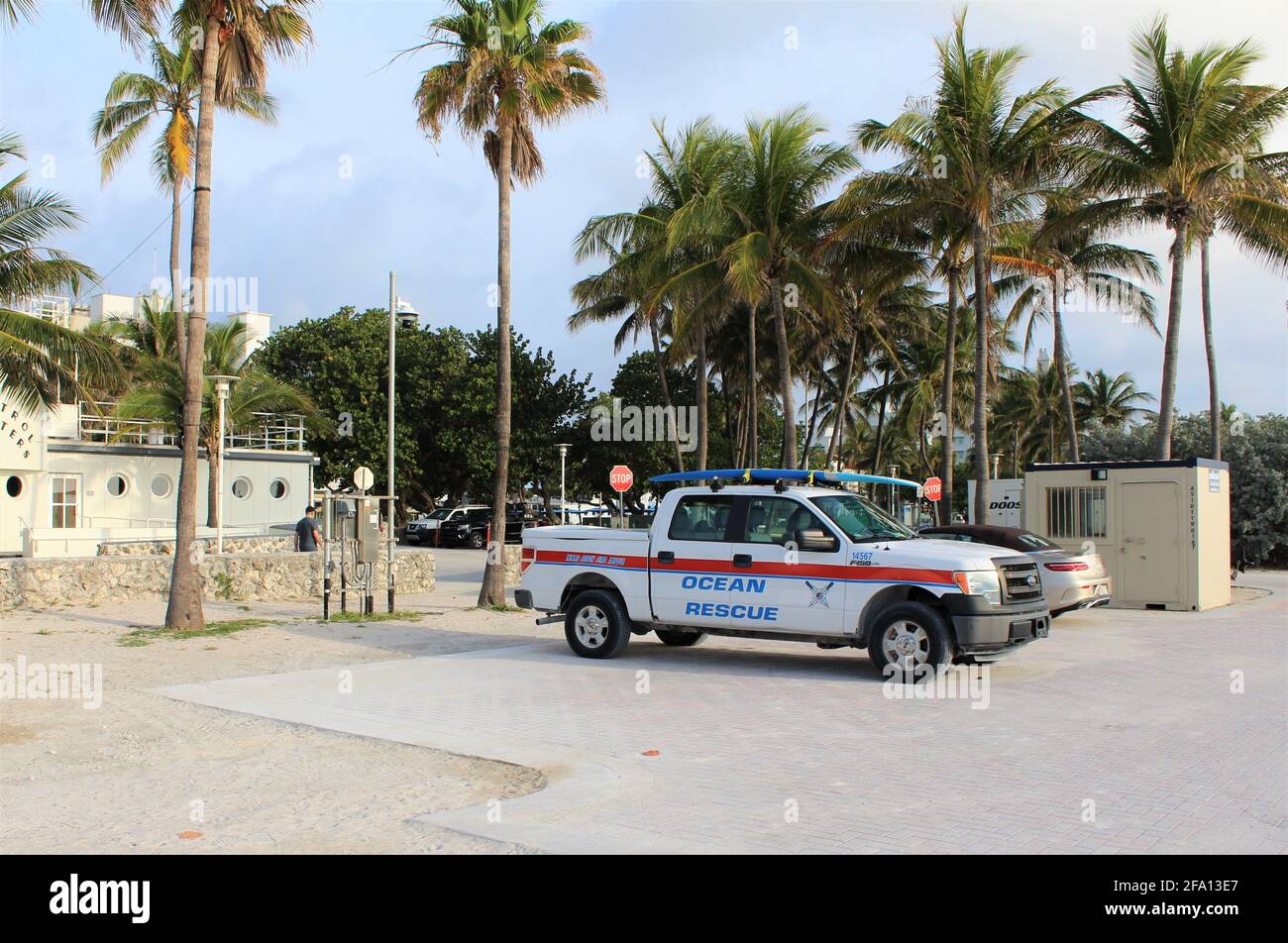 Miami Beach Ocean Rescue Truck parkte vor dem Beach Patrol Headquarters. Stockfoto