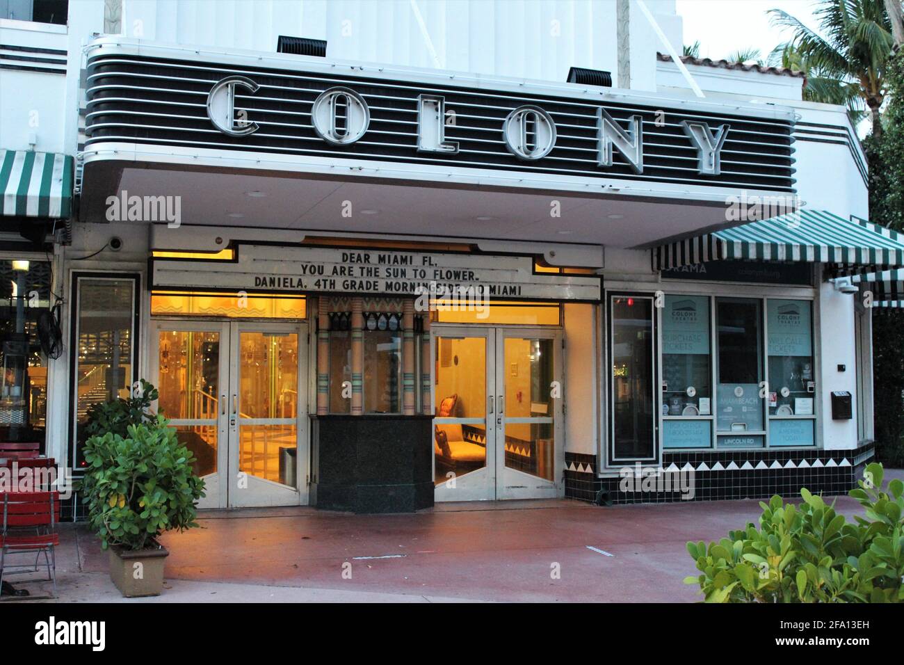 Das Colony Theater an der Lincoln Road in Miami Beach, Florida. Restauriertes Art-Deco-Theater aus der Zeit um 1935, das jetzt Film, Musik, Tanz, Oper und mehr bietet. Stockfoto