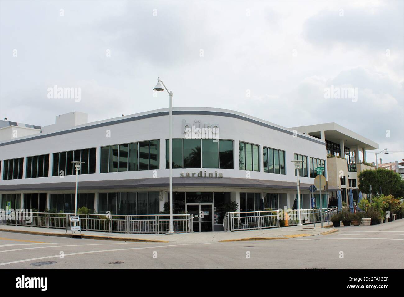 Außenansicht des Büro South Miami Gebäudes. Buro bietet hochmoderne gemeinsame Arbeitsplätze für Unternehmer, Kreativ-Profis und kleine Unternehmen. Stockfoto
