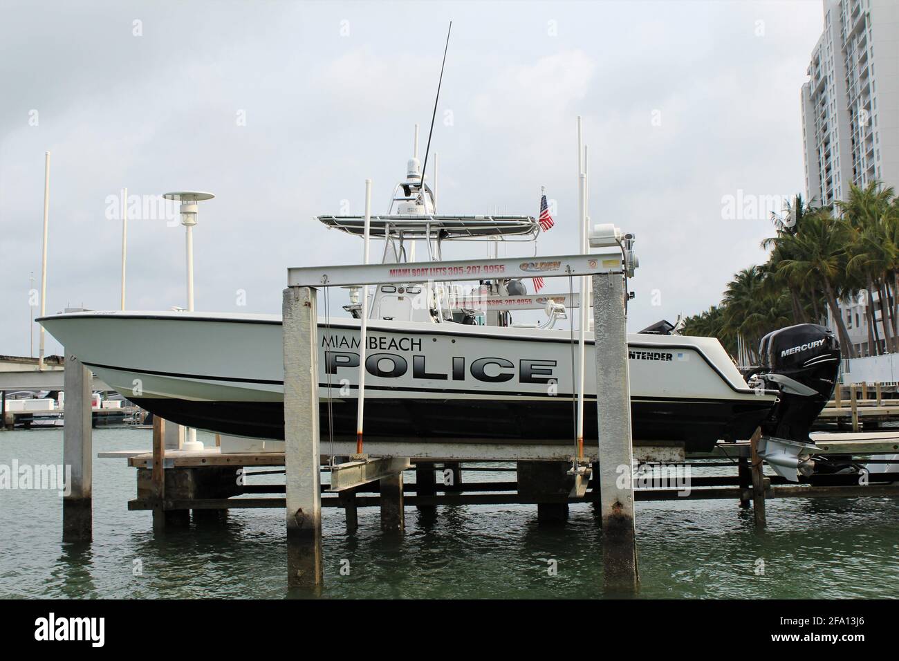 Miami Beach Police Marine Patrouillenboot parkte auf einem Deck an der Bucht. Angedockt. Gelegen am Maurice Gibb Memorial Park Stockfoto