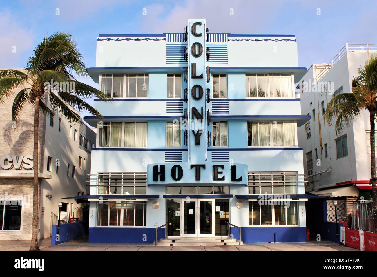Nahaufnahme des berühmten Colony Hotels am Ocean Drive im Art déco-Viertel von South Beach. Stockfoto