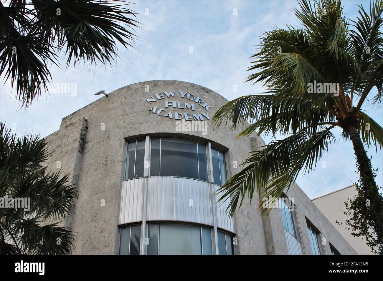 Der Standort der New York Film Academy in Miami Beach, Florida, an der Außenfassade der Lincoln Road. Die NYFA bietet Abschlüsse und Workshops in Schauspielfilm etc. An Stockfoto