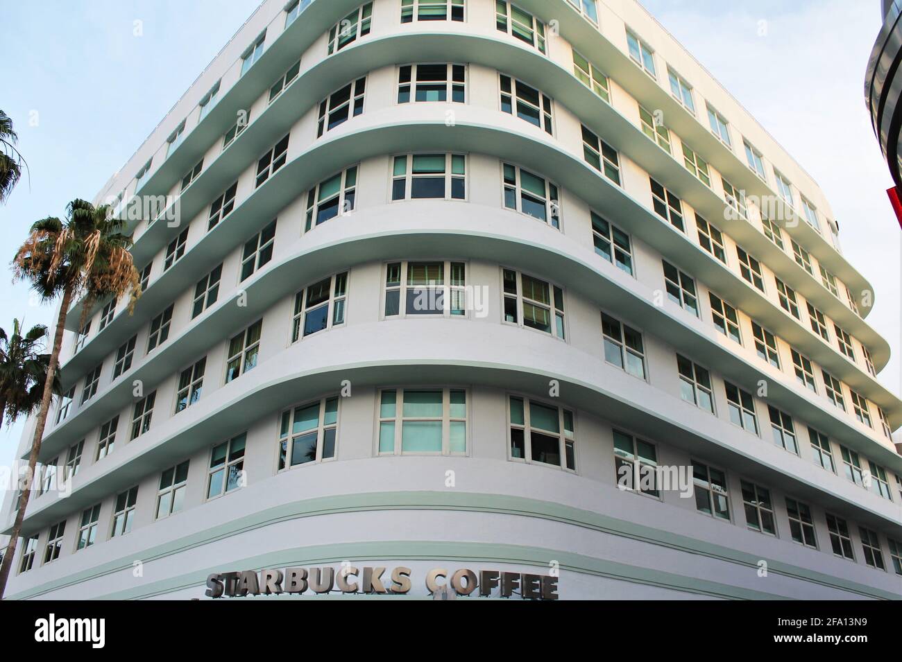 Nahaufnahme des Starbucks Stores vor der Fassade in der Lincoln Road Mall. Großes Apartmentgebäude. Stockfoto
