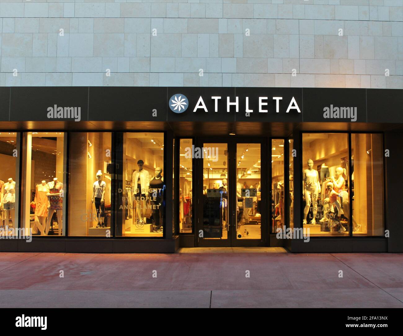 Athleta Store in der Lincoln Road Mall bei Sonnenaufgang. Athleta entwirft Bekleidung, die Performance- und technische Funktionen für aktive Frauen und Mädchen integriert. Stockfoto