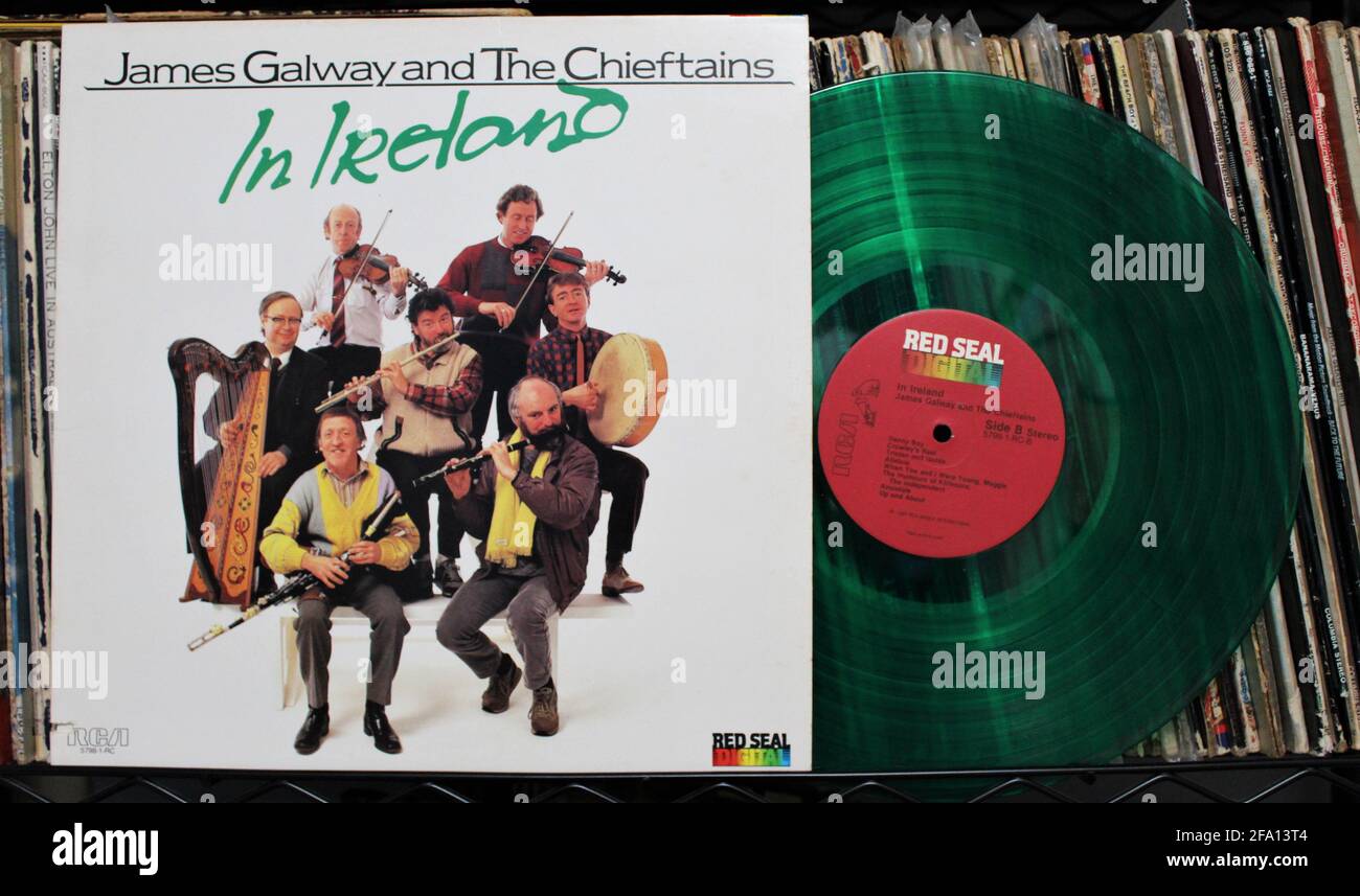 Folk-, Welt- und Country-Künstler James Galway und das Chieftains-Musikalbum auf Vinyl-LP-Schallplatte. Mit Dem Titel: James Galway And The Chieftains In Ireland Stockfoto