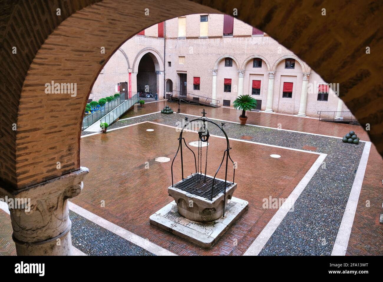 Der Hof des Schlosses Estense in Ferrara Italien Stockfoto
