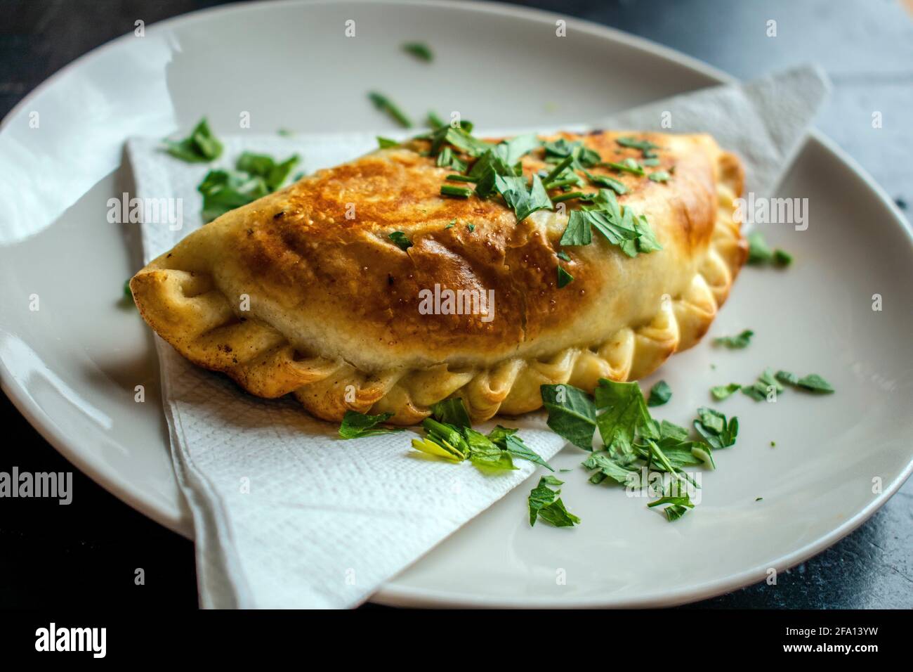 Empanada de Carne (typisch argentinisches Essen). Stockfoto