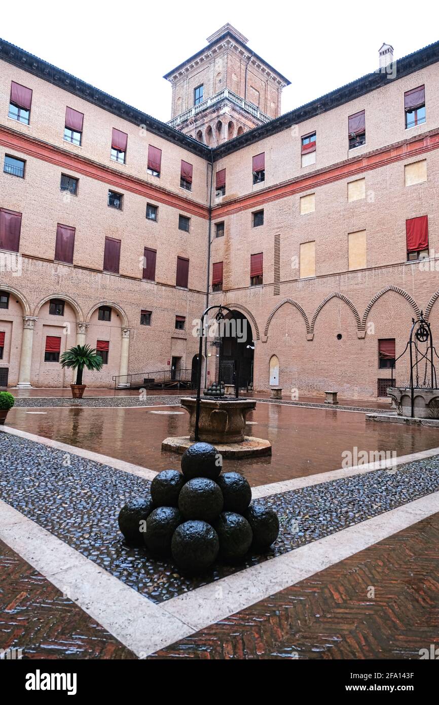 Der Hof des Schlosses Estense in Ferrara Italien Stockfoto