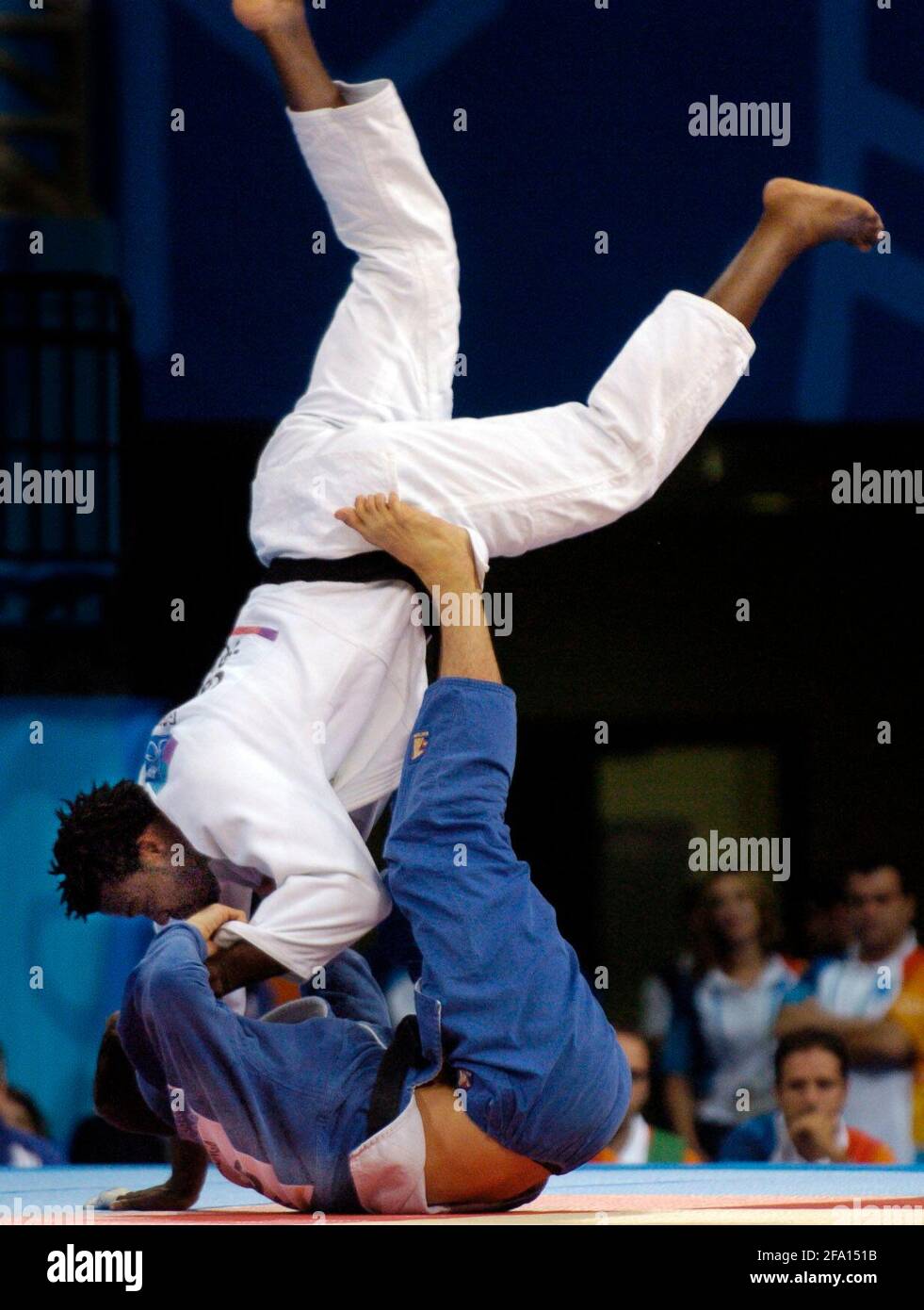 OLYMPISCHE SPIELE IN ATHEN 2004. 18/8/2004 JUDO MEN'S S -90KG WINSTON GORDON (GB) V MARK HUIZINGA (NED) BILD DAVID ASHDOWN.OLYMPISCHE SPIELE ATHEN 2004 Stockfoto