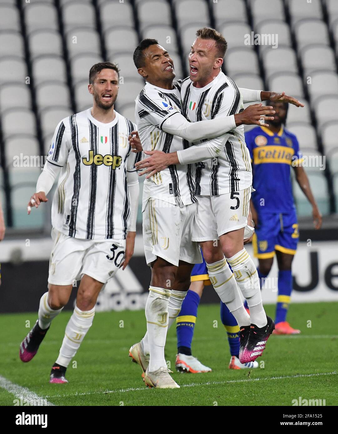 Turin, Italien. April 2021. Alex Sandro von Juventus (C) feiert sein zweites Tor mit Arthur (R) während eines Fußballspiels zwischen FC Juventus und Parma in Turin, Italien, am 21. April 2021. Quelle: Federico Tardito/Xinhua/Alamy Live News Stockfoto