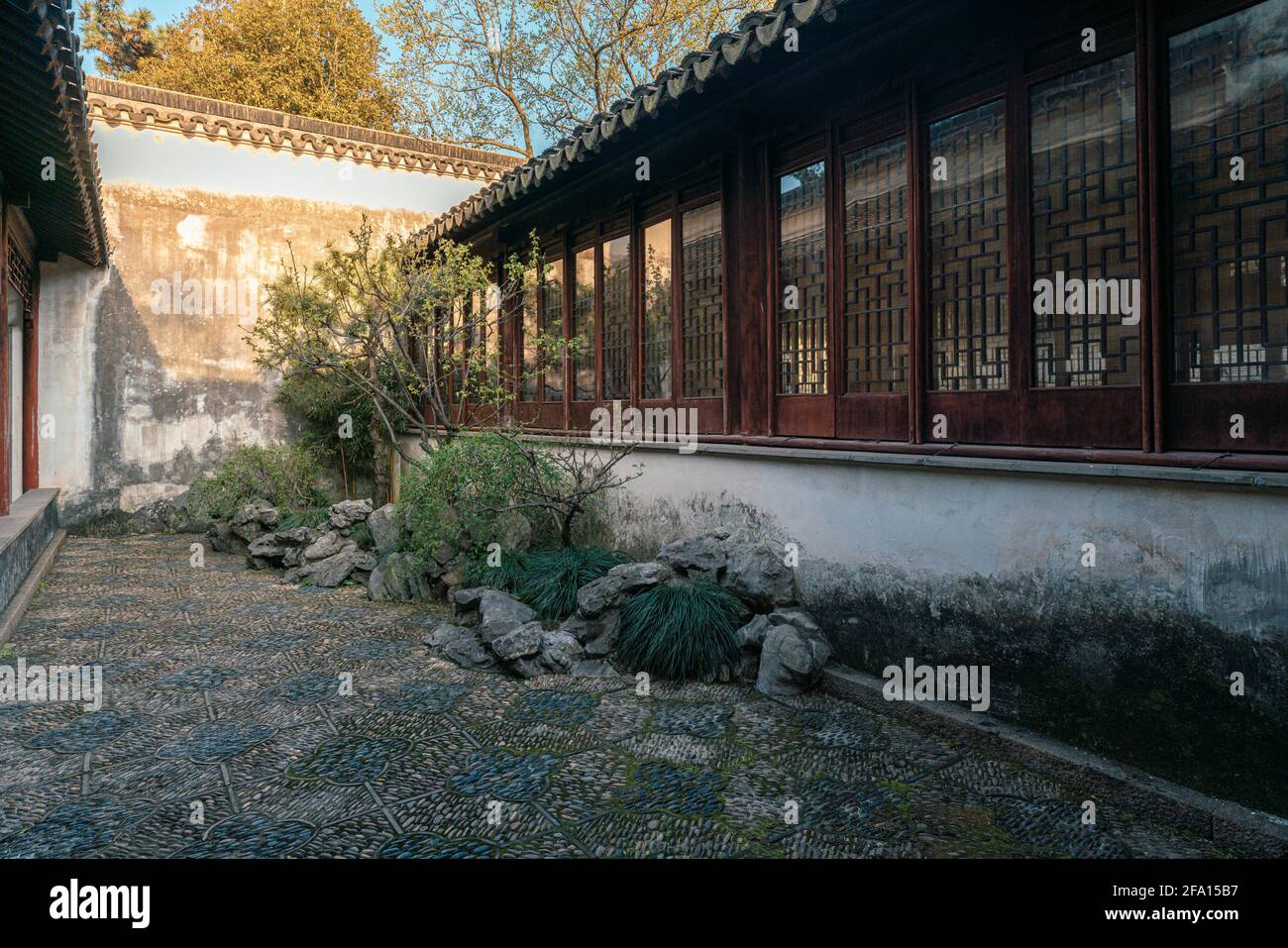 Landschaft und Gebäude in Couple's Retreat Garden, einem klassischen chinesischen Garten in Suzhou, China Stockfoto
