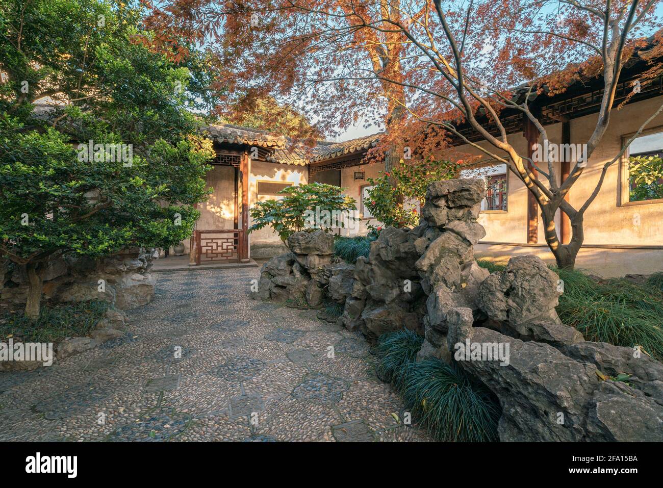 Landschaft und Gebäude in Couple's Retreat Garden, einem klassischen chinesischen Garten in Suzhou, China Stockfoto