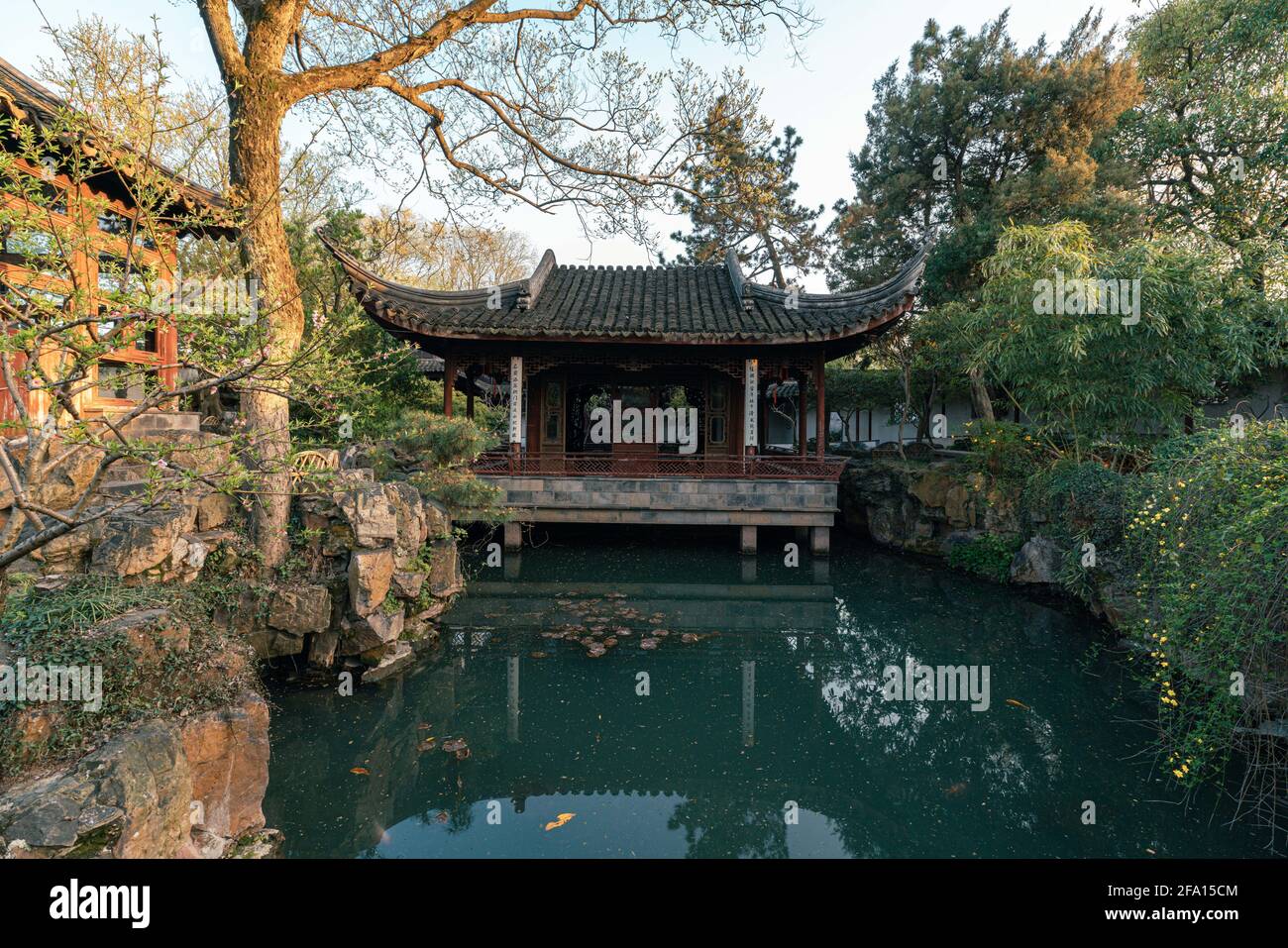 Landschaft und Gebäude in Couple's Retreat Garden, einem klassischen chinesischen Garten in Suzhou, China Stockfoto