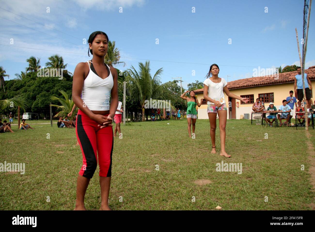 porto seguro, bahia, brasilien - 13. april 2009: Indianer der Pataxo-Ethnie werden im indischen Dorf Barra Velha im munic Sport treiben sehen Stockfoto