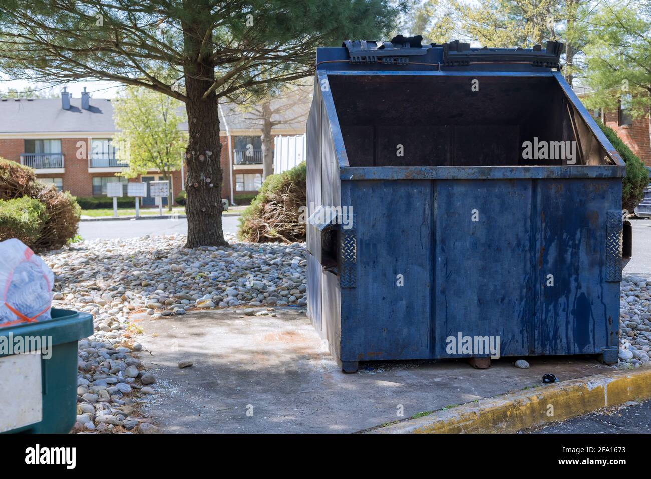 Müllcontainer mit Dosen in der Nähe von Wohngebäuden. Stockfoto