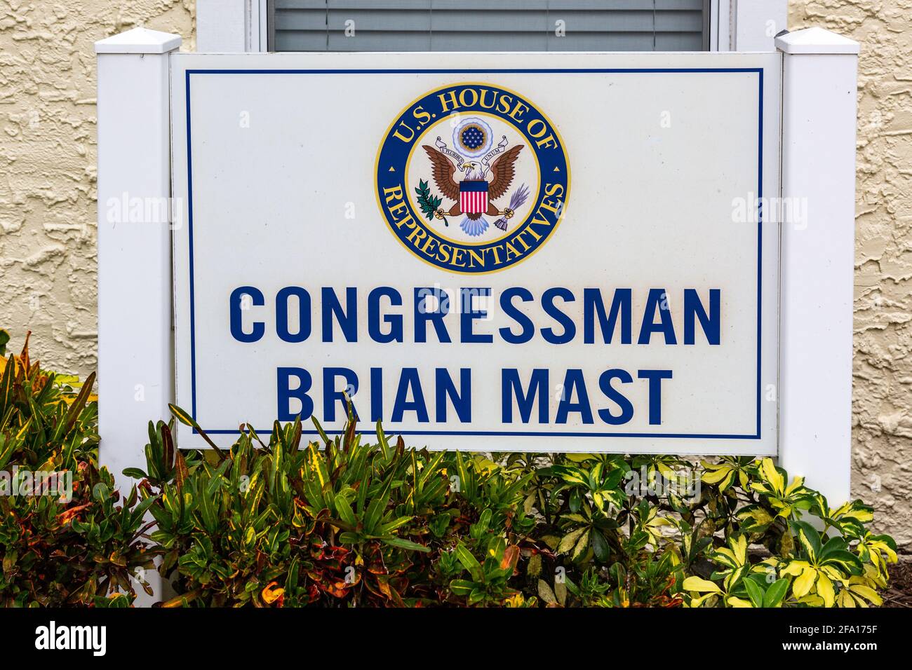 Das Zeichen, das das Büro des US-Kongressabgeordneten Brian Mast in Stuart, Florida, USA, kennzeichnet. Stockfoto