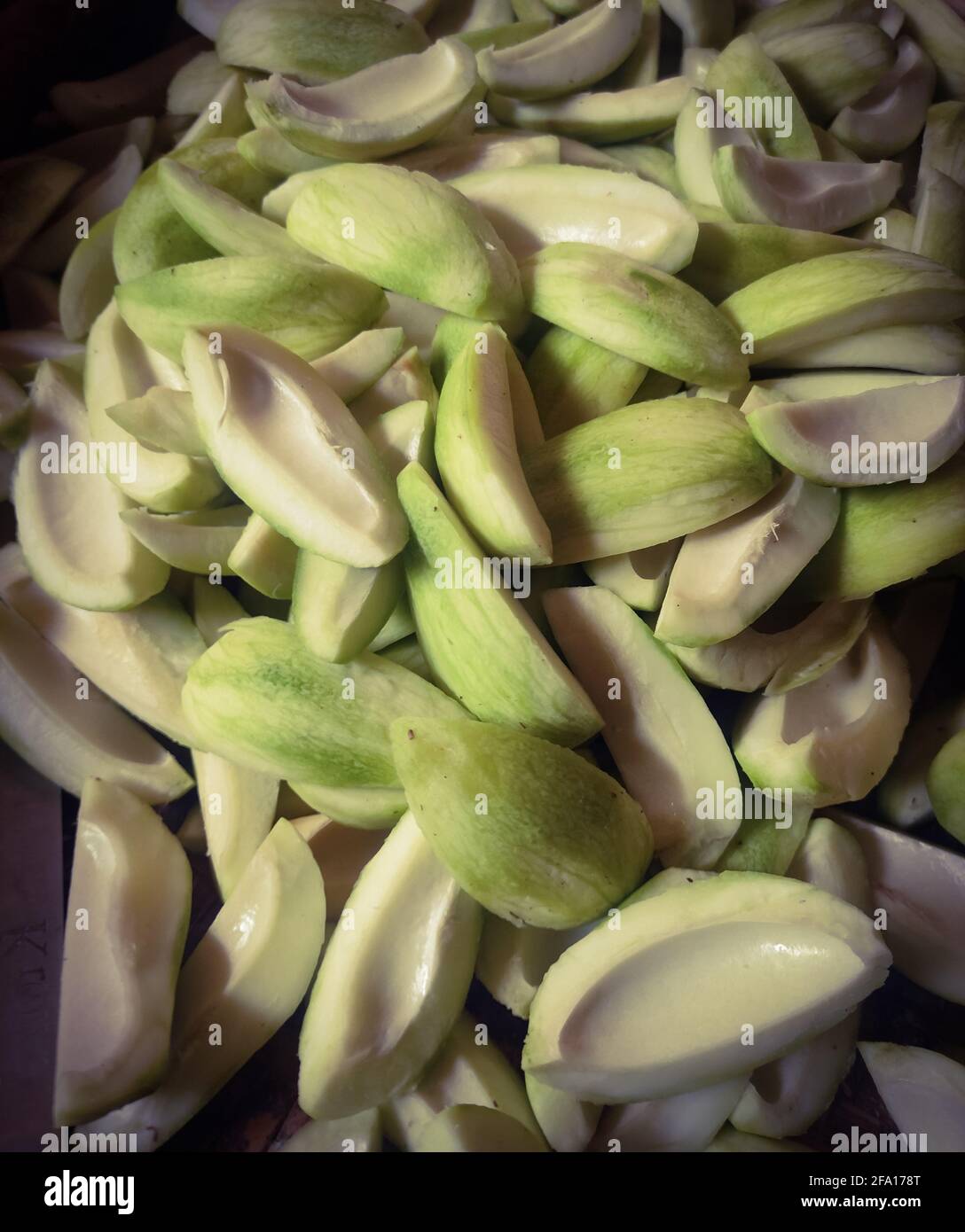 Frische, unreife, gehackte Mangos auf dem Boden Stockfoto