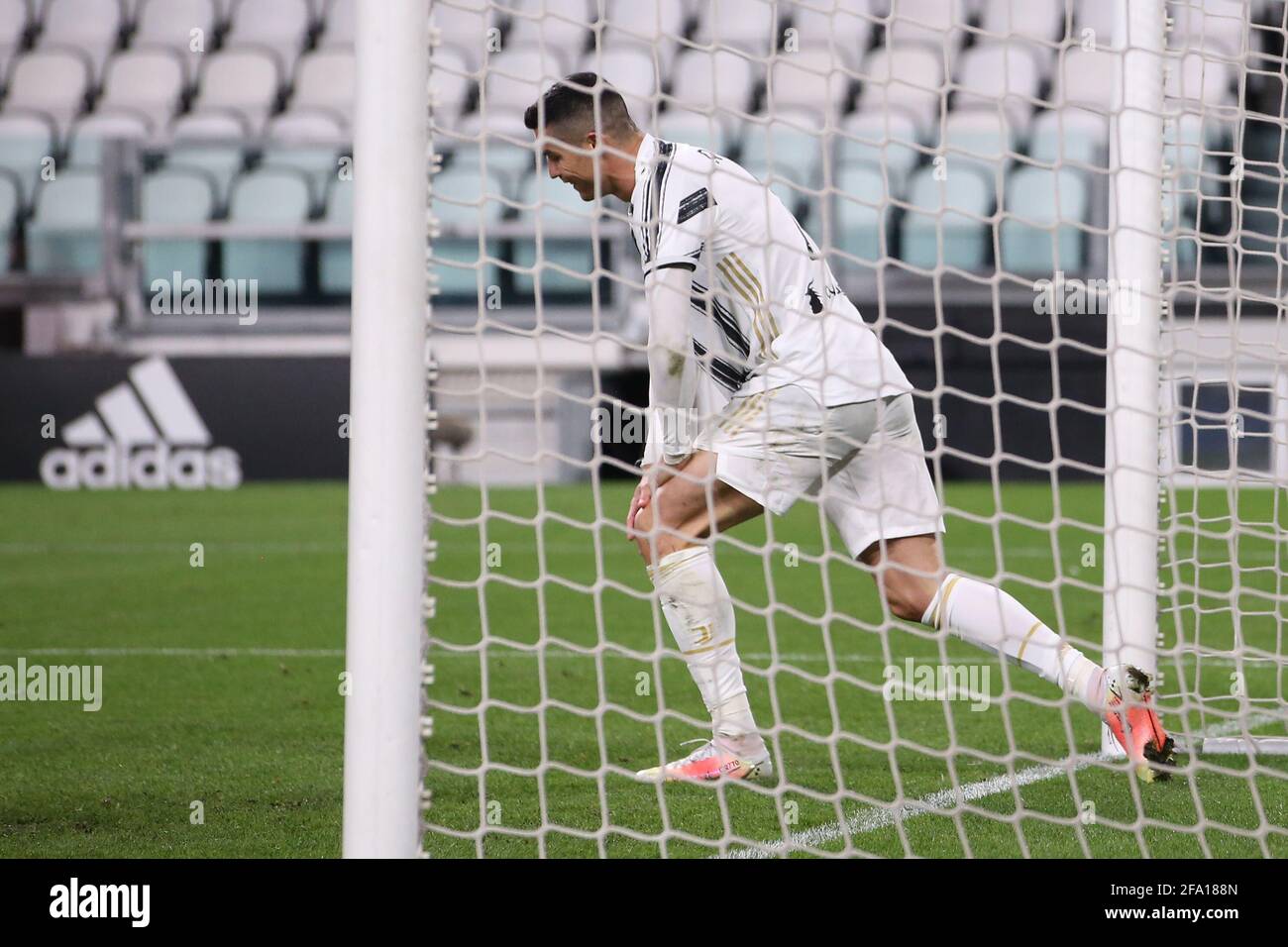 Turin, Italien, 21. April 2021.Cristiano Ronaldo von Juventus reagiert, nachdem er versehentlich eine zielgebundene Anstrengung von Teamkollege Juan Cuadrado während des Serie-A-Spiels im Allianz-Stadion in Turin blockiert hat. Bildnachweis sollte lauten: Jonathan Moscrop / Sportimage Kredit: Sportimage/Alamy Live News Stockfoto