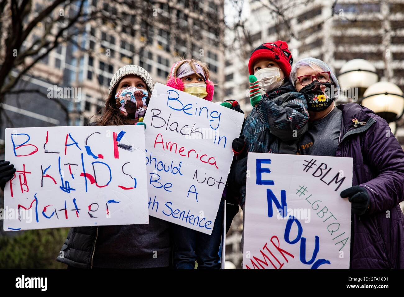 Minneapolis, Minn., USA. April 2021. Demonstranten, die sich am Mittwoch, den 21. April, vor dem Hennepin County Courthouse in Minneapolis, Minn., USA, versammeln, 2021. Die Proteste wurden fortgesetzt, nachdem der ehemalige Polizist Derek Chauvin in allen Anklagepunkten wegen Mordes an George Floyd für schuldig befunden wurde, und Daunte Wright wurde von der Polizei getötet, die während des Gerichtsvergehens gegen Chauvin einen Verkehrsstopp durchführte. Quelle: Samuel Corum/CNP, weltweite Nutzung Quelle: dpa/Alamy Live News Stockfoto