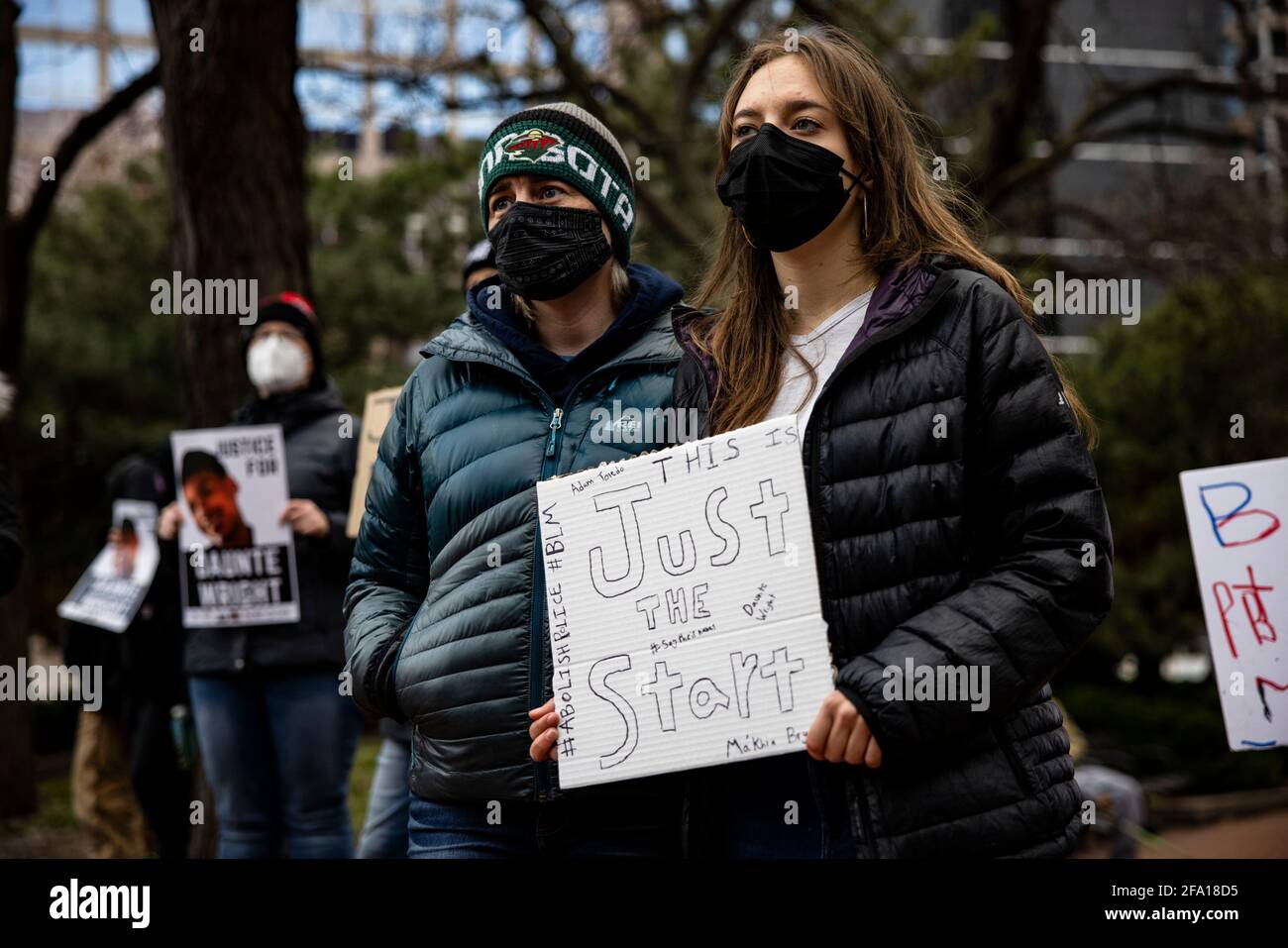 Minneapolis, Minn., USA. April 2021. Demonstranten, die sich am Mittwoch, den 21. April, vor dem Hennepin County Courthouse in Minneapolis, Minn., USA, versammeln, 2021. Die Proteste wurden fortgesetzt, nachdem der ehemalige Polizist Derek Chauvin in allen Anklagepunkten wegen Mordes an George Floyd für schuldig befunden wurde, und Daunte Wright wurde von der Polizei getötet, die während des Gerichtsvergehens gegen Chauvin einen Verkehrsstopp durchführte. Quelle: Samuel Corum/CNP, weltweite Nutzung Quelle: dpa/Alamy Live News Stockfoto