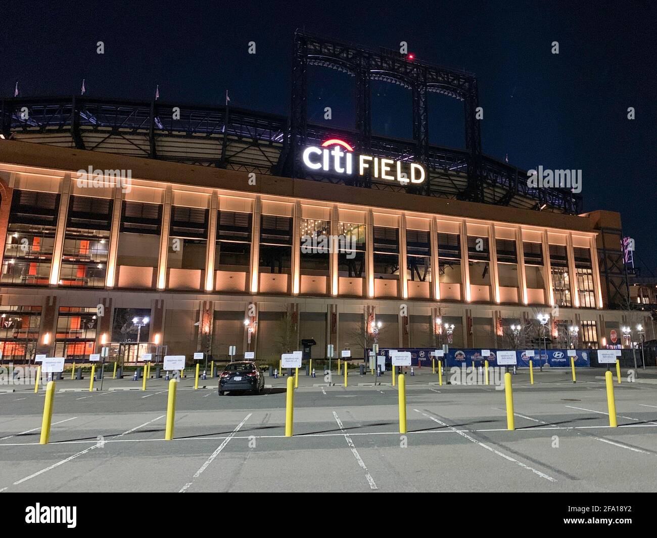 New York, USA. April 2021. Das Baseballstadion Citi Field, das in ein 24-Stunden-Impfzentrum umgewandelt wurde, ist hell erleuchtet. (To dpa 'Impfmeister Amerika: Spritze im Supermarkt und Impfung in der Nacht') Quelle: Benno Schwinghammer/dpa/Alamy Live News Stockfoto