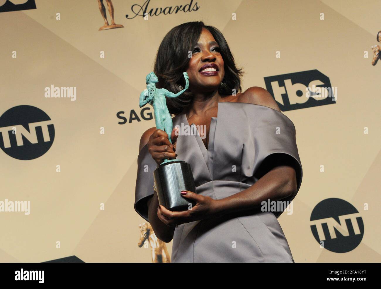 Viola Davis im Presseraum während der 22. Annual Screen Actors Guild Awards, die am Sonntag, den 30. Januar 2016, im Shrine Auditorium in Los Angeles, Kalifornien, abgehalten wurden. Foto von Jennifer Graylock-Graylock.com 917-519-7666 Stockfoto