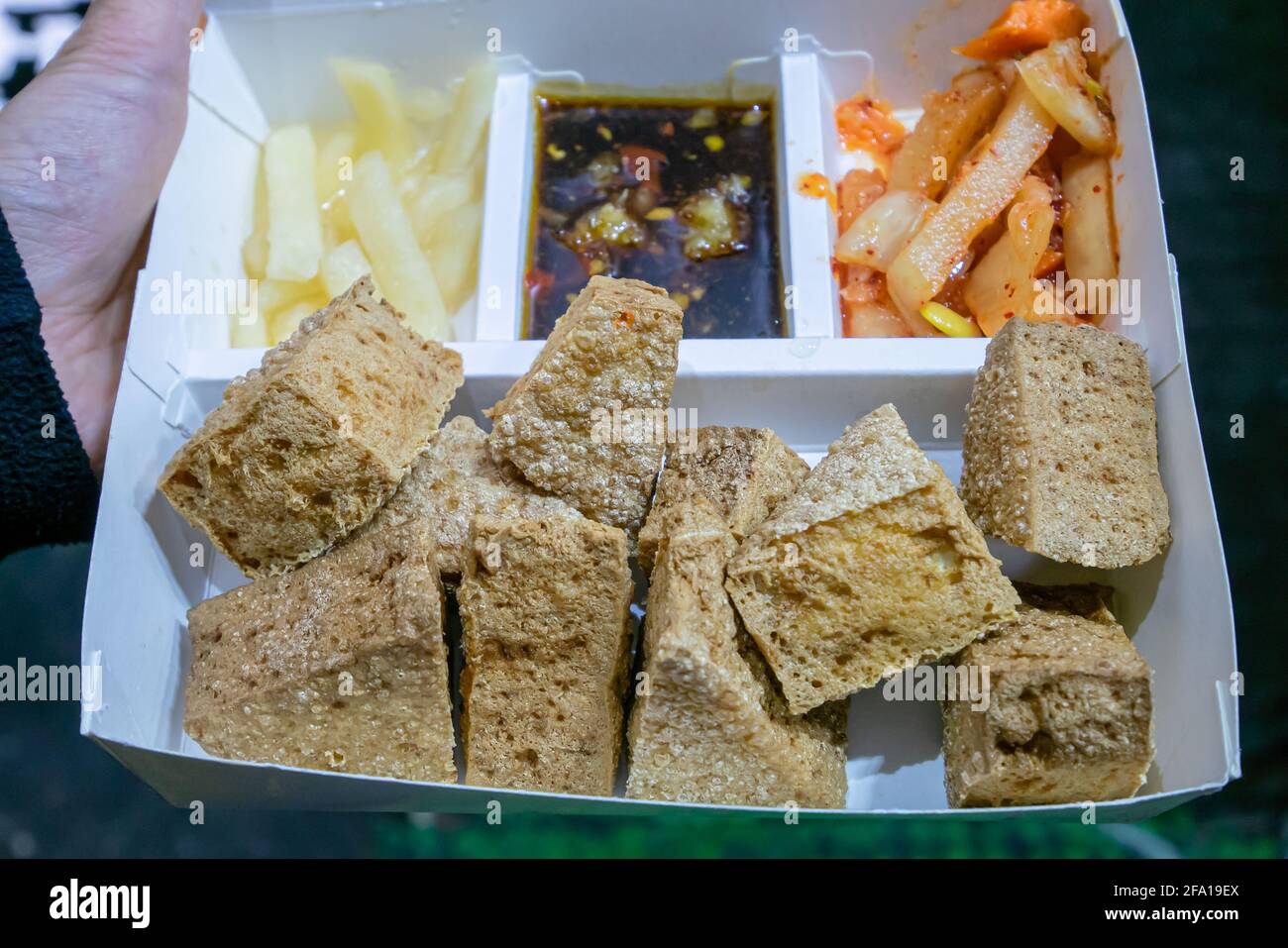 Stinky Tofu, eine Nahaufnahme von taiwanesischem traditionellem frittiertem Bancurd Street Food auf dem Nachtmarkt von Taipei in Taiwan. Stockfoto