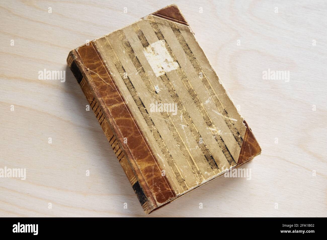 Alte Bücher auf Holztisch stapeln Stockfoto