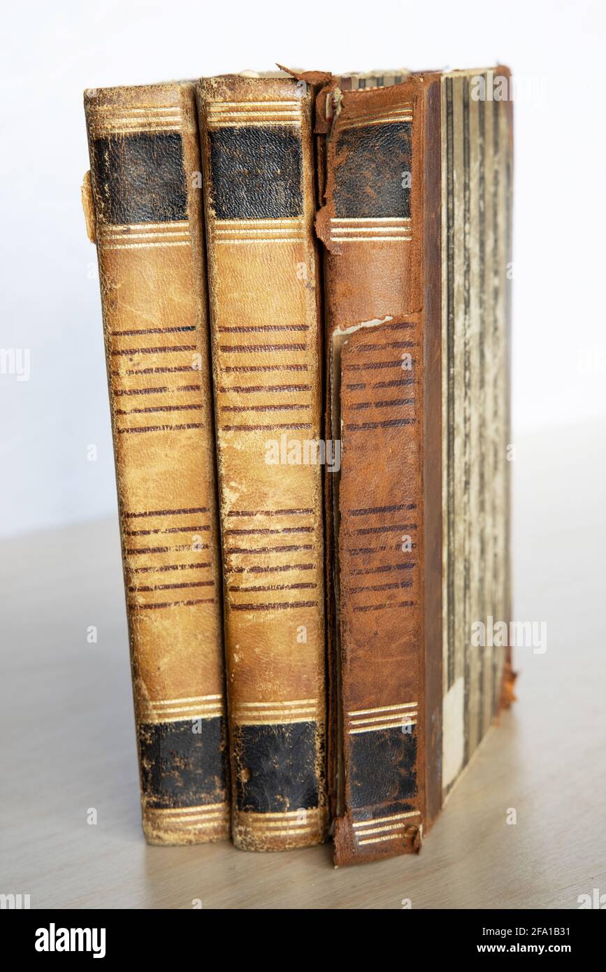 Alte Bücher auf Holztisch stapeln Stockfoto