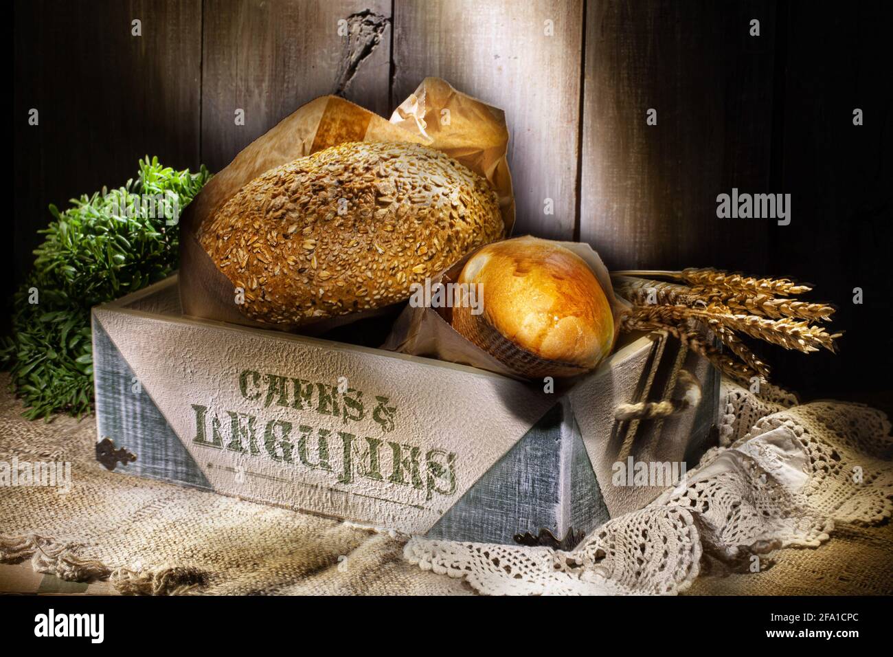 Verschiedene Brotsorten in einer Holzkiste Stockfoto