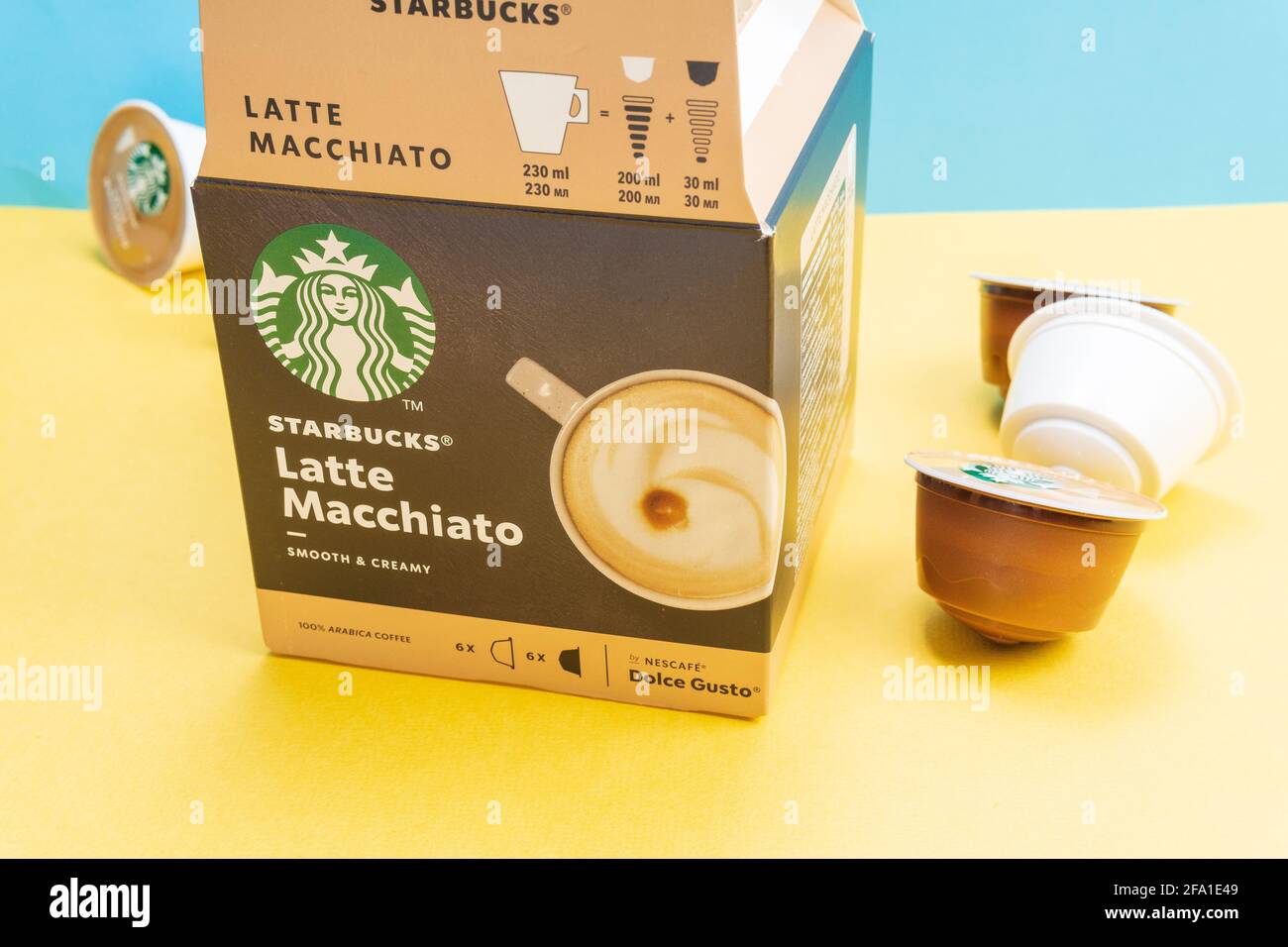 Tyumen, Russland-Dezember 10, 2020: Starbucks Latte Macchiato Kaffeekapseln. Selektive Fokus Logo Stockfoto