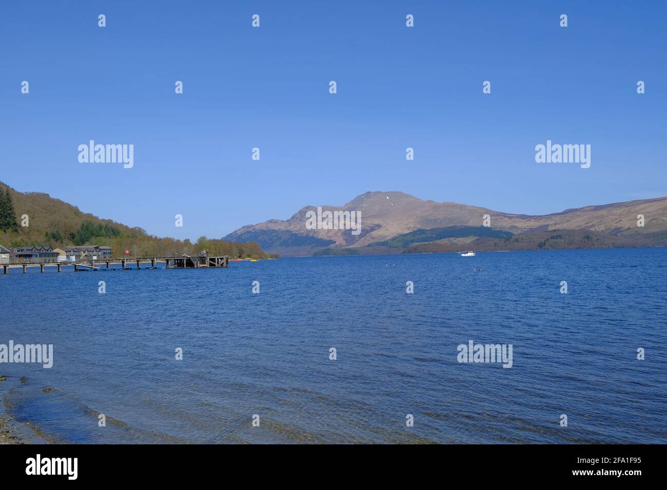 Luss, Loch Lomond an einem sonnigen Apriltag 2021 Stockfoto