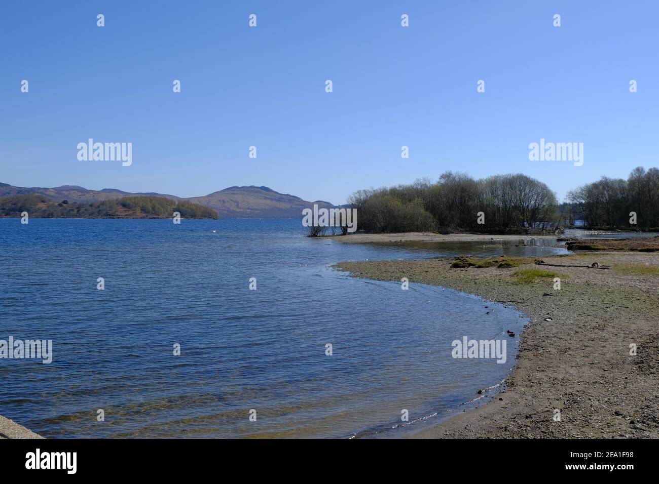 Luss, Loch Lomond an einem sonnigen Apriltag 2021 Stockfoto