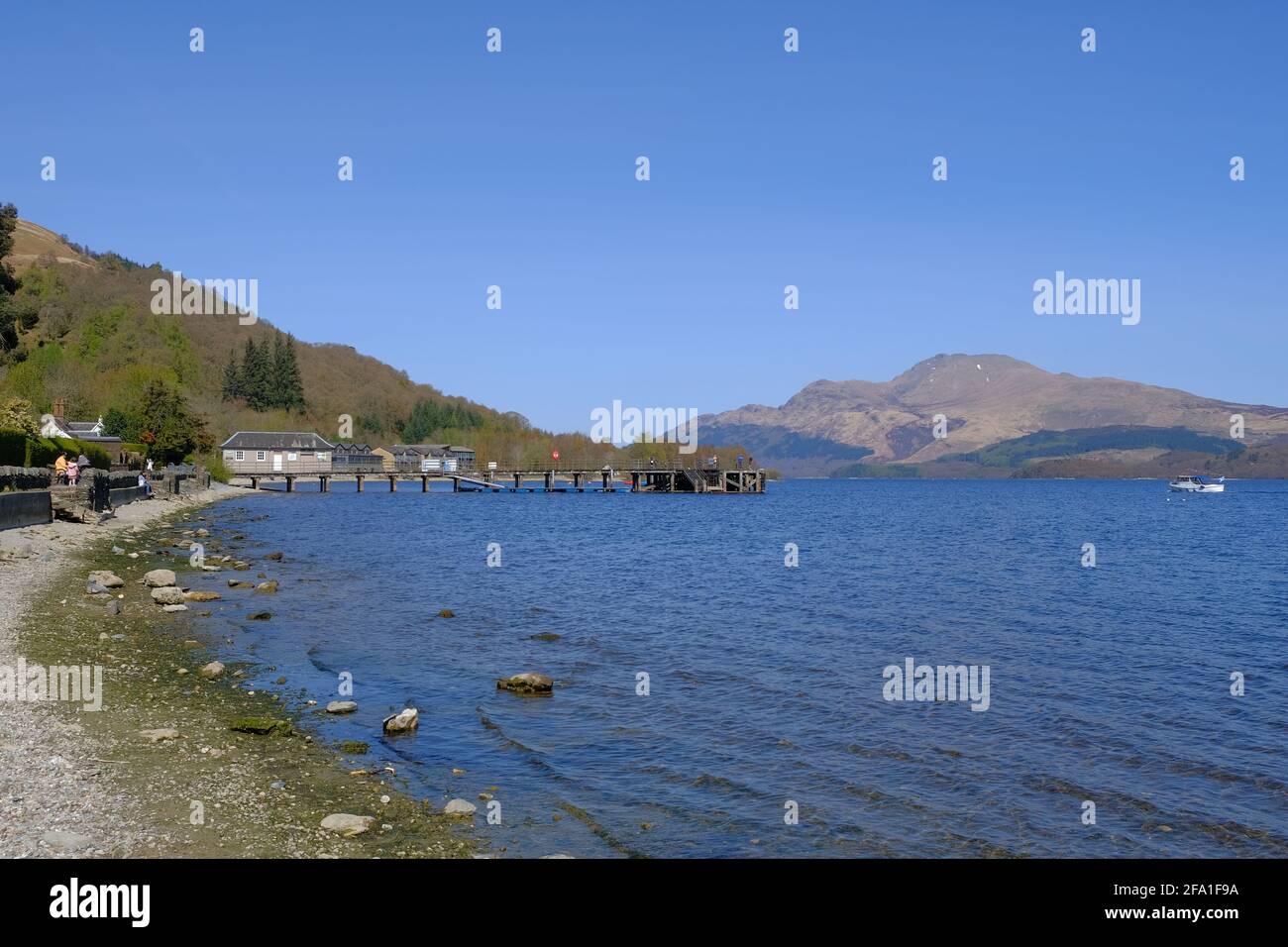 Luss, Loch Lomond an einem sonnigen Apriltag 2021 Stockfoto