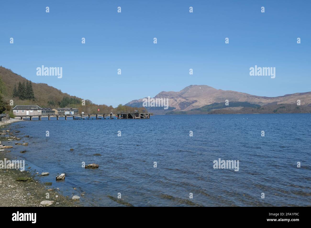 Luss, Loch Lomond an einem sonnigen Apriltag 2021 Stockfoto