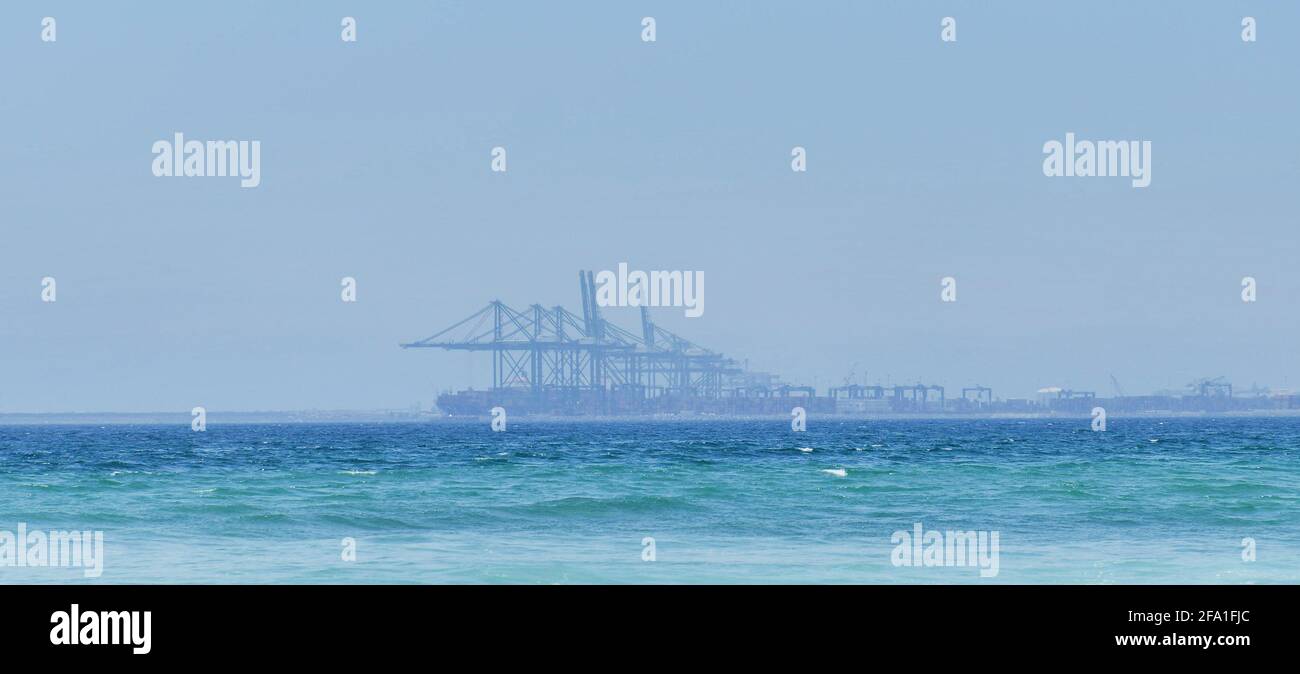 Containerterminal im Hafen von Sines, Portugal. Stockfoto