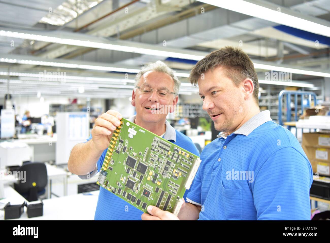Qualitätskontrolle im Engineering in Teamarbeit - Mitarbeiter bei einer Sitzung - Herstellung von Elektronik in einem modernen industriellen Fabrik Stockfoto