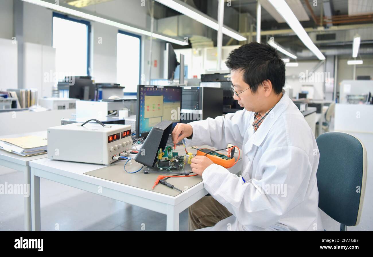 Asiatische Ingenieur bei der Arbeit - Electronics Assembly und Entwicklung in einer modernen Fabrik Stockfoto