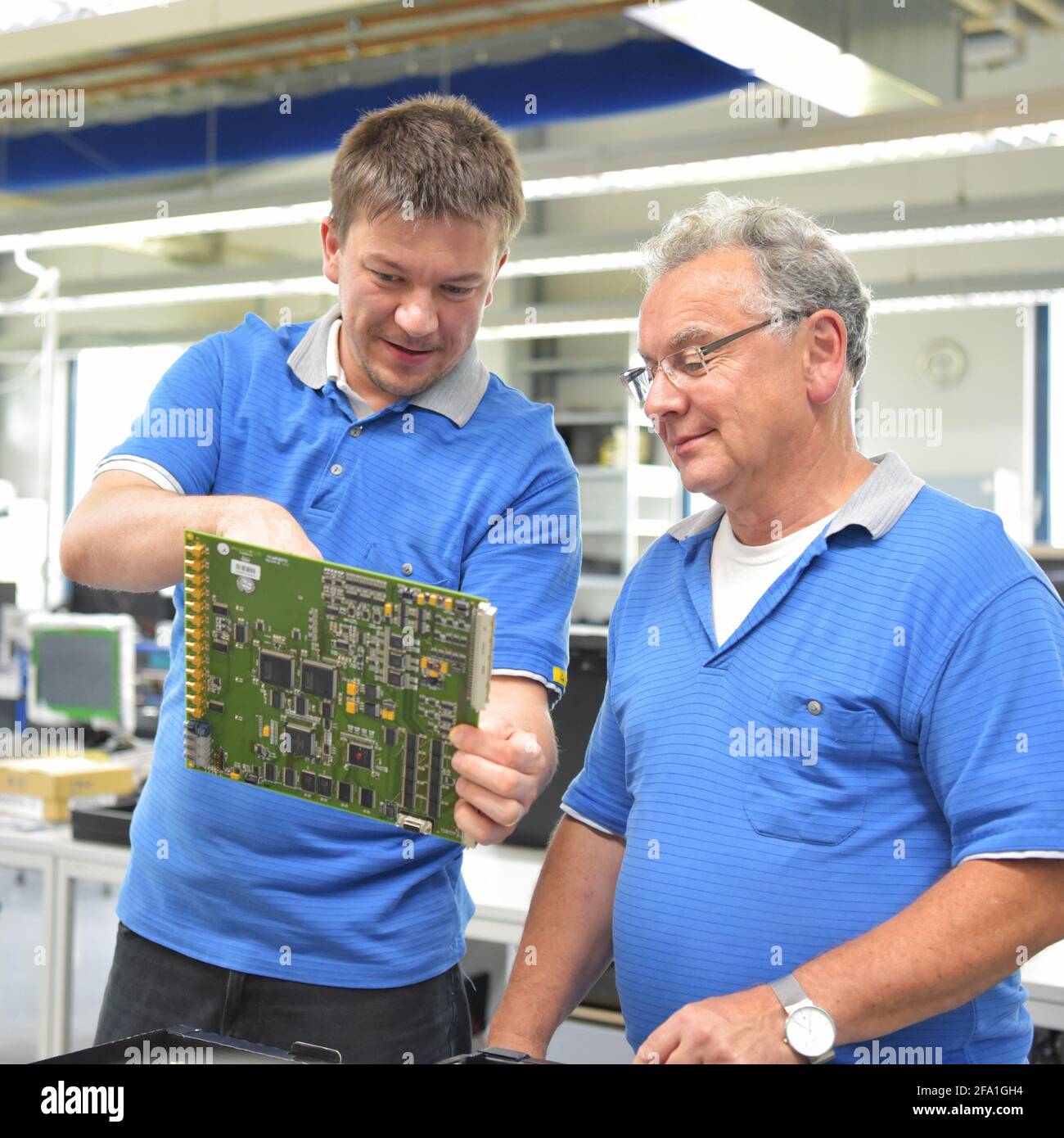 Qualitätskontrolle im Engineering in Teamarbeit - Mitarbeiter bei einer Sitzung - Herstellung von Elektronik in einem modernen industriellen Fabrik Stockfoto
