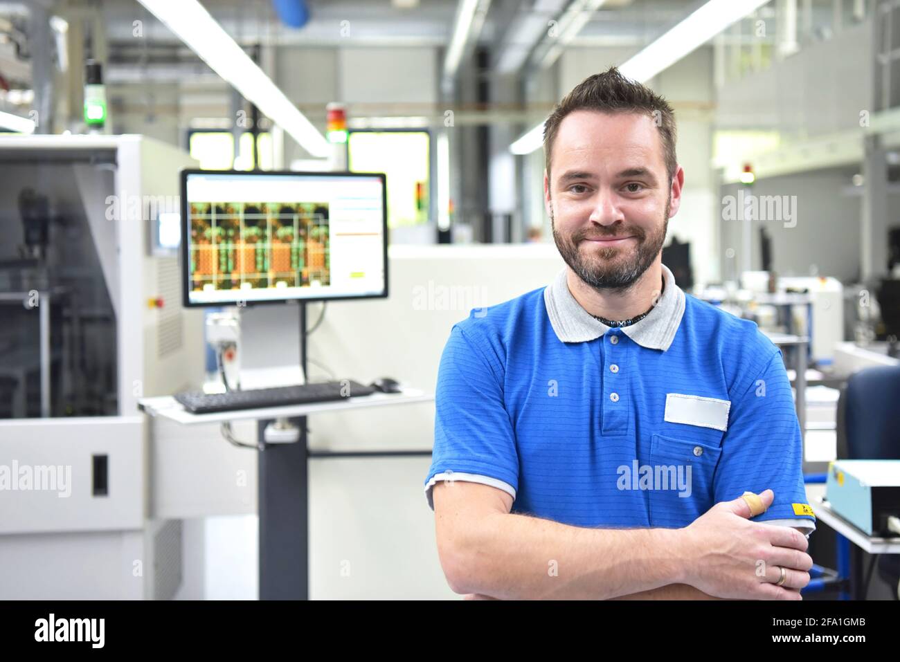 Porträt eines Arbeitnehmers in der technischen Abteilung einer Fabrik für die Produktion und den Bau der Elektronik Stockfoto