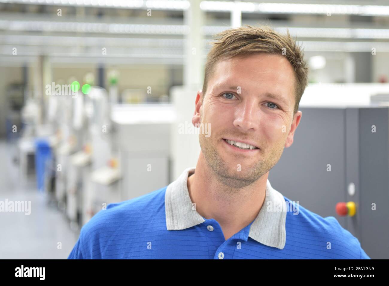 Porträt eines Arbeitnehmers in der technischen Abteilung einer Fabrik für die Produktion und den Bau der Elektronik Stockfoto