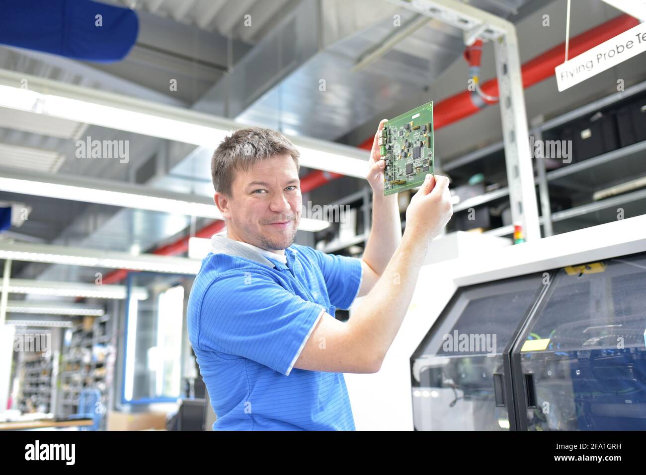 Porträt eines Arbeitnehmers in der technischen Abteilung einer Fabrik für die Produktion und den Bau der Elektronik Stockfoto
