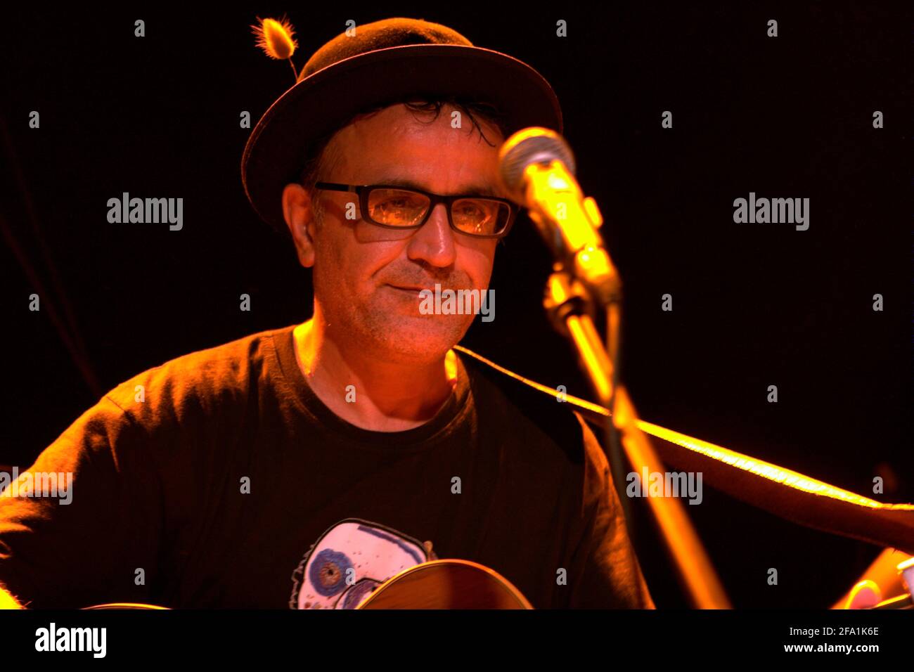 Ehud Banai (geboren 31. März 1953) israelische Sängerin und Songwriterin live auf der Bühne 14/7/2008 Stockfoto