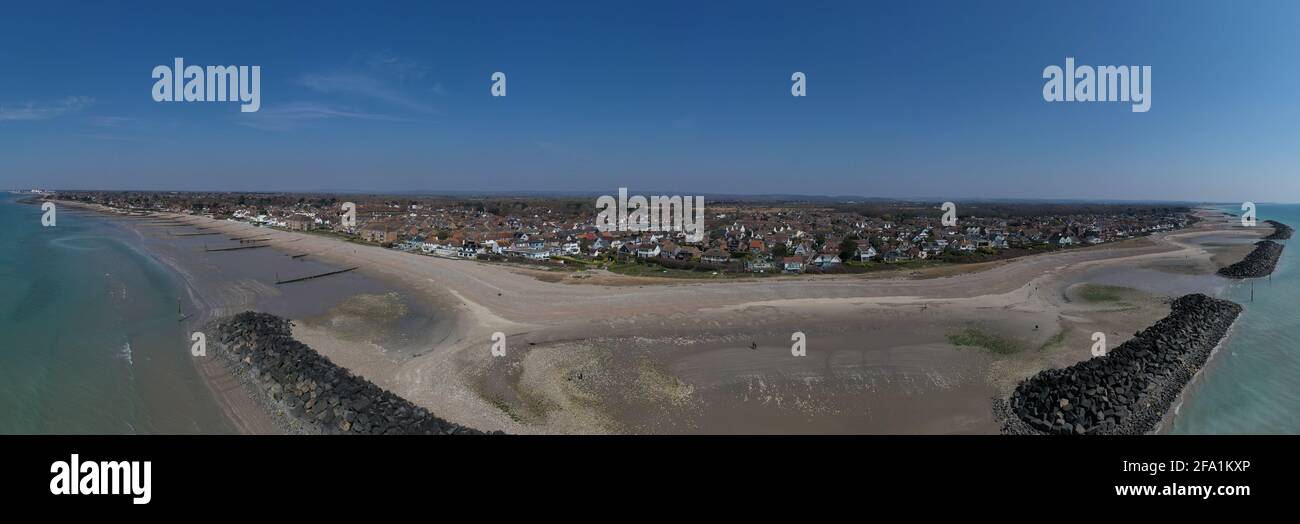 Luftpanoramic Photo entlang des weitläufigen Strandes von Middleton on Sea in Richtung Bognor Regis in West Sussex, einem beliebten Reiseziel für Touristen. Stockfoto