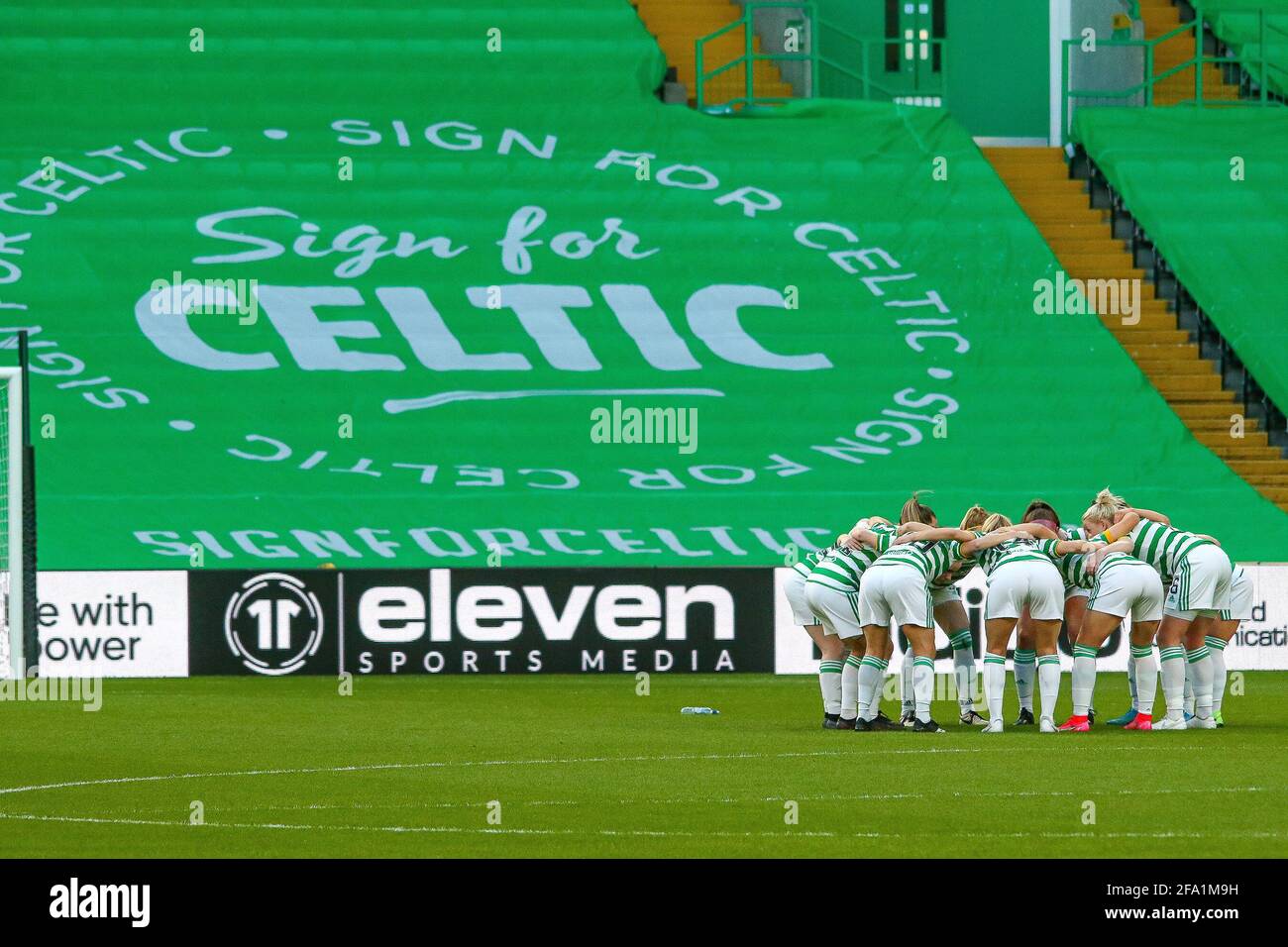 Glasgow. VEREINIGTES KÖNIGREICH. April 2021. Celtic FC im Huddle vor der Scottish Building Society SWPL1 Fixture Celtic FC gegen Rangers FC, Celtic Park, Glasgow. 21/04/2021 Credit Colin Poultney/Alamy Live News Stockfoto