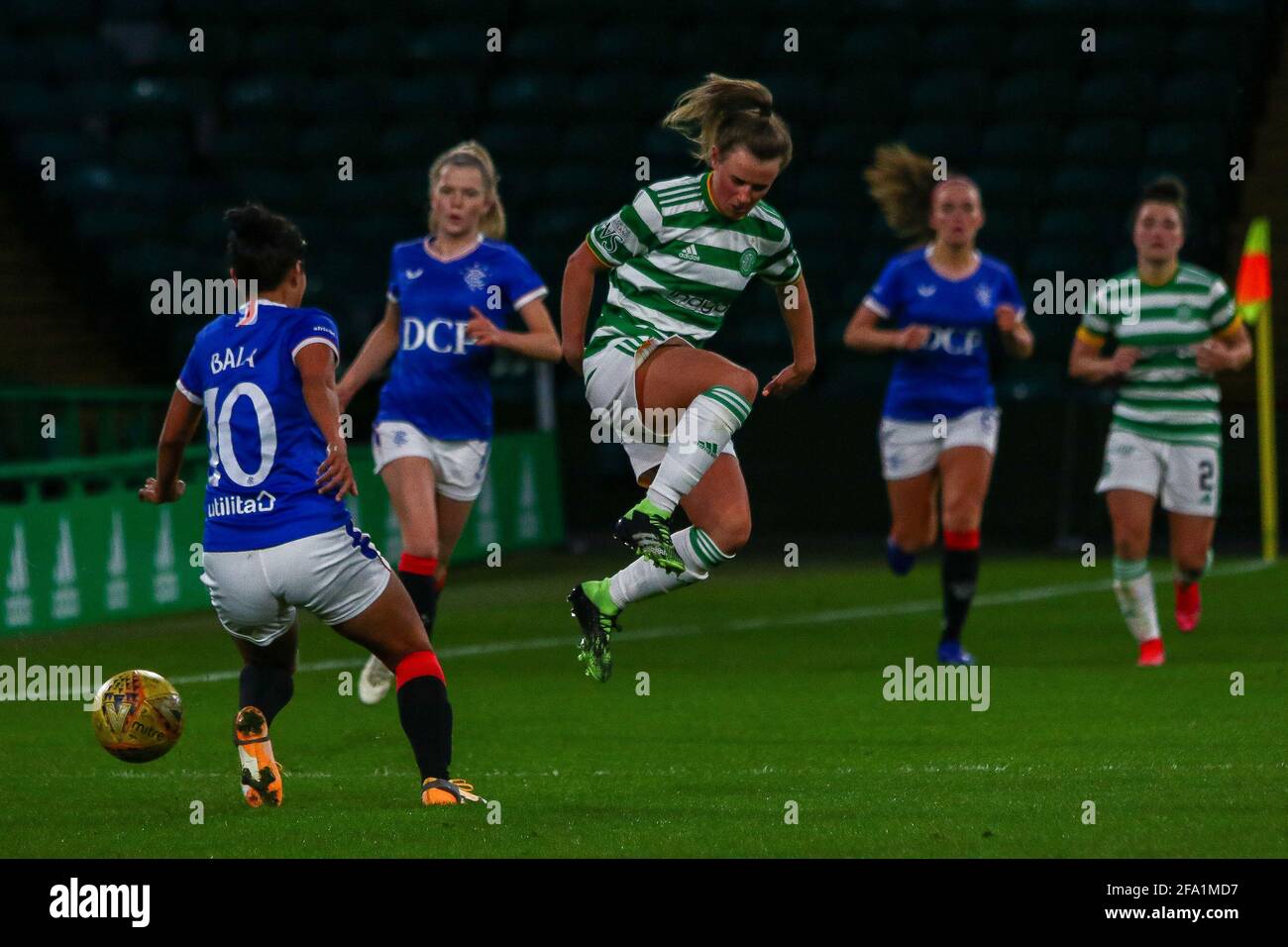 Glasgow. VEREINIGTES KÖNIGREICH. April 2021. Aktion während der Scottish Building Society SWPL1 Fixture Celtic FC gegen Rangers FC, Celtic Park, Glasgow. 21/04/2021 Colin Poultney/Alamy Live News Stockfoto