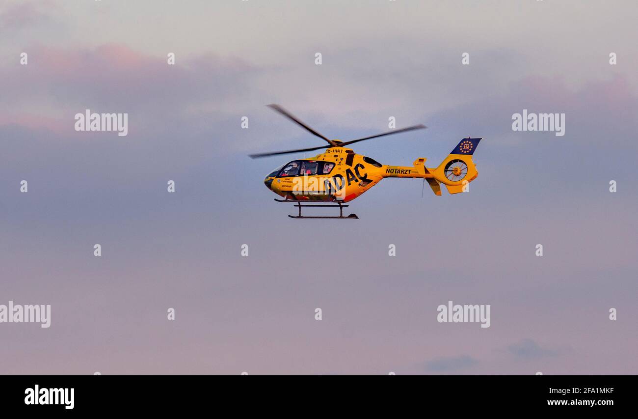 Christoph Europa 1: Luftrettung in Würselen, durchgeführt von ADAC Air Rescue mit Airbus Helicopters EC 135. Stockfoto