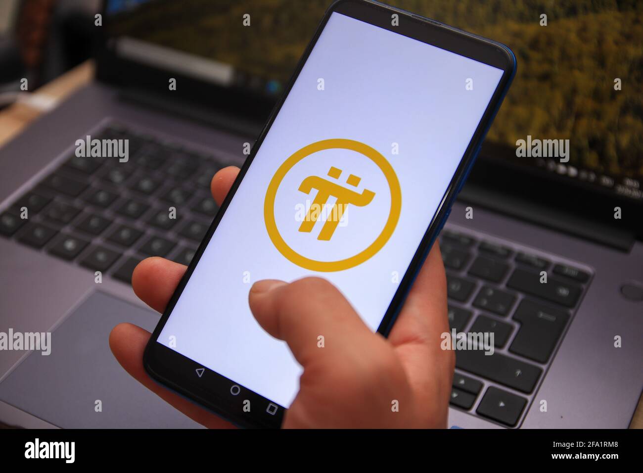 Berlin, Deutschland - 22. April 2021: Pi-Netzwerk-Logo auf dem Smartphone angezeigt. Pi ist eine neue digitale Währung. Mit dieser App können Sie auf Ihre P zugreifen und diese erweitern Stockfoto