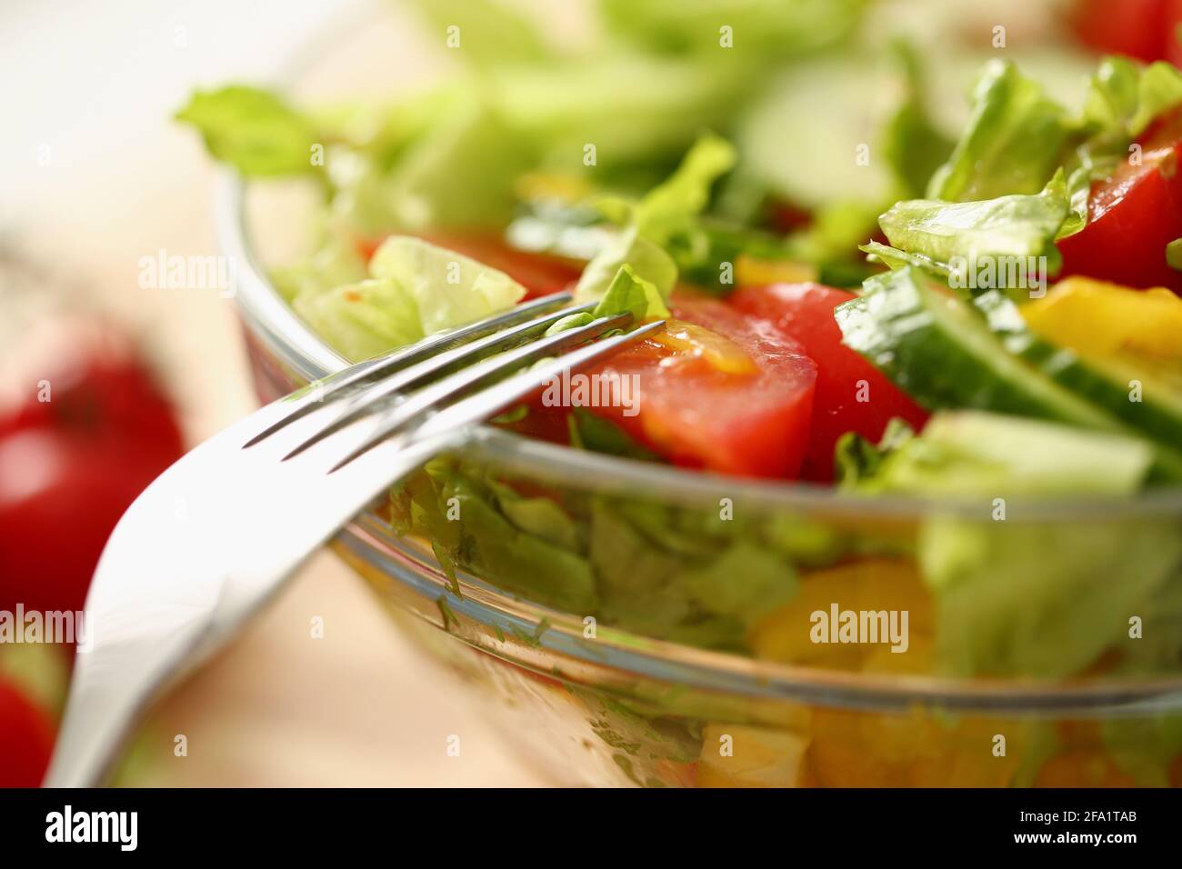 Nahaufnahme des Tellers mit Gemüse und Tomaten, Salat und Gabel Stockfoto